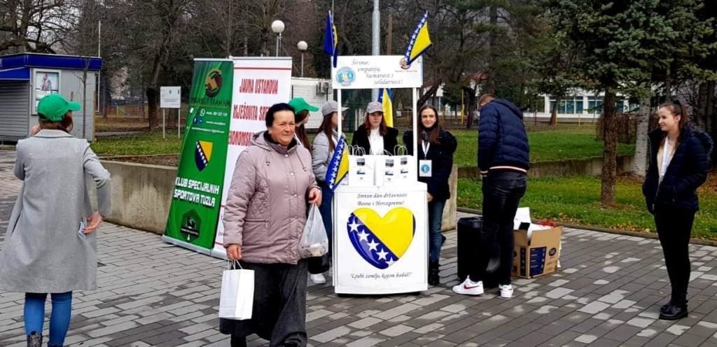 Ensarije: +1000 DRŽAVNIH ZASTAVA BOSNE I HECEGOVINE NA OPĆINI/GRADU LUKAVAC I SIROJ REGIJI